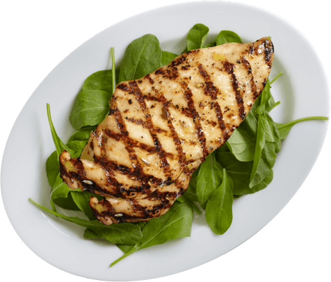 Prato com peito de frango grelhado na brasa acompanhado de folhas verdes