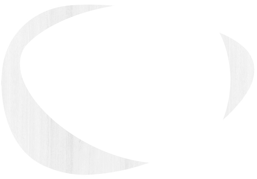 Aperto de mãos. Ao fundo o campo e o céu azul.