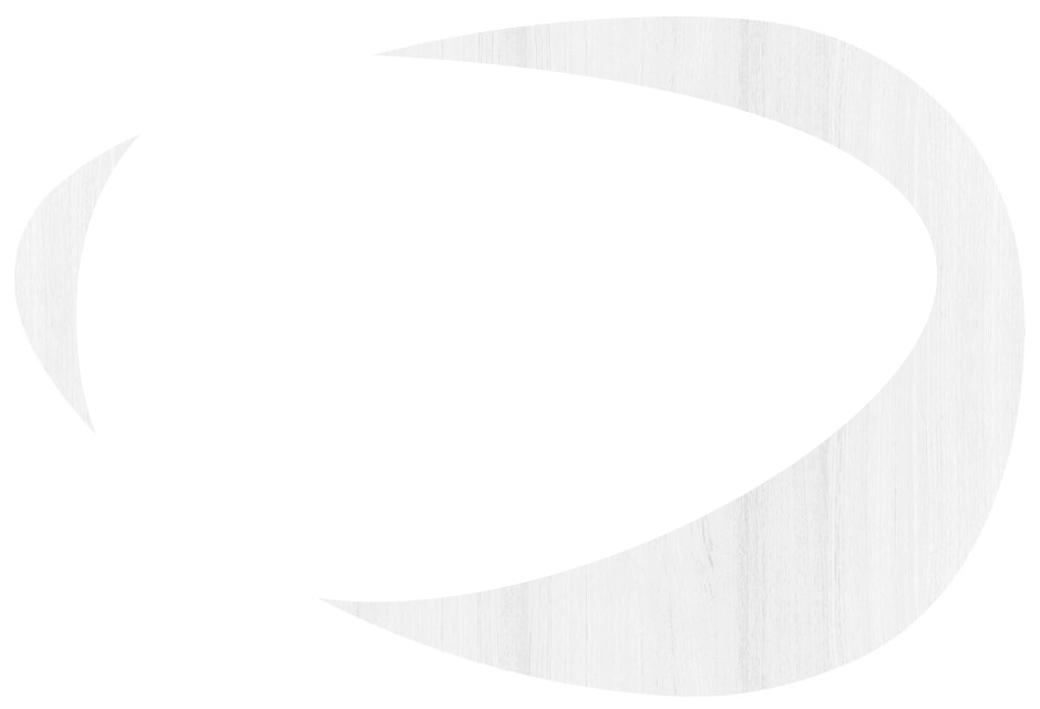 funcionário do grupo vibra com uniforme verde segurando em mãos uma ave criada em ambiente especial Nat Verde