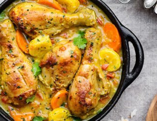 Coxa de frango com curry e banana-da-terra