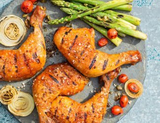 Coxa e sobrecoxa assada com aspargos e verduras