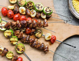 Espetinho de coração de frango com legumes