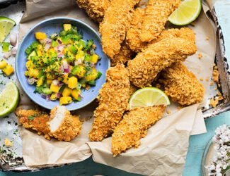 Filezinho sassami com crosta de corn flakes e vinagrete de manga