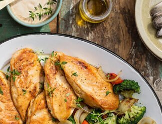 Filés de peito de frango com brócolis e pimentões grelhados