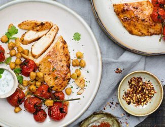 Peito de frango com grão-de-bico e molho de iogurte