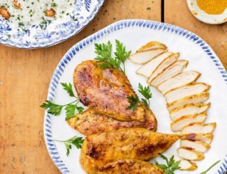 Filé de peito de frango com curry e arroz com amêndoas