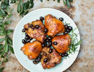 Sobrecoxa Assada com Azeitonas Pretas, Alecrim e Salsa