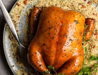 Frango assado com farofa de bacon e ervas