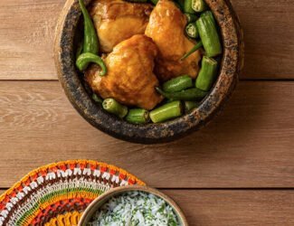 Frango com quiabo, arroz com ervas e farofa