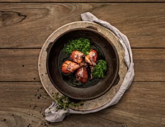 Coxas de frango ao molho pardo com angu e couve refogada