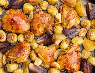 Sobrecoxa assada com batatas rústicas e cebolas