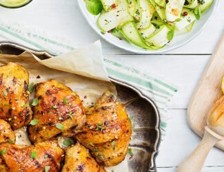 Sobrecoxa marinada com salada de abobrinha