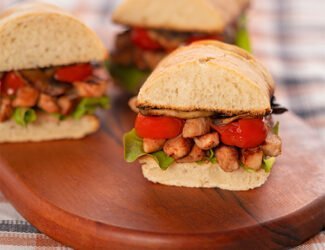 Sanduíche com tiras de frango