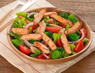 Salada com frango em tiras