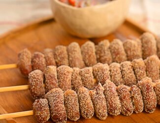 Espetinho de coração com molho de pimenta caseiro