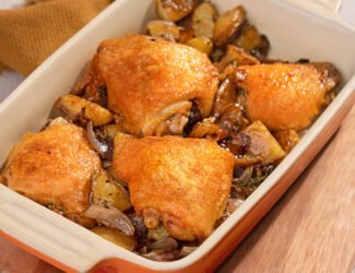 Sobrecoxa no forno com cebola e batata