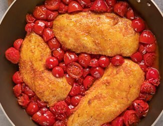 Filé com tomate cereja e manjericão