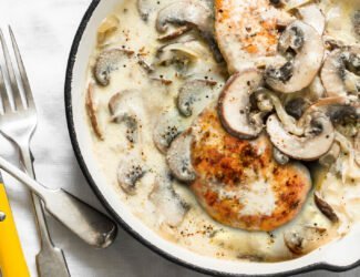 Filé com molho de nata e champignons