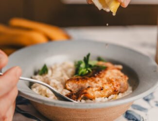 Risoto de limão com filé de coxa e sobrecoxa