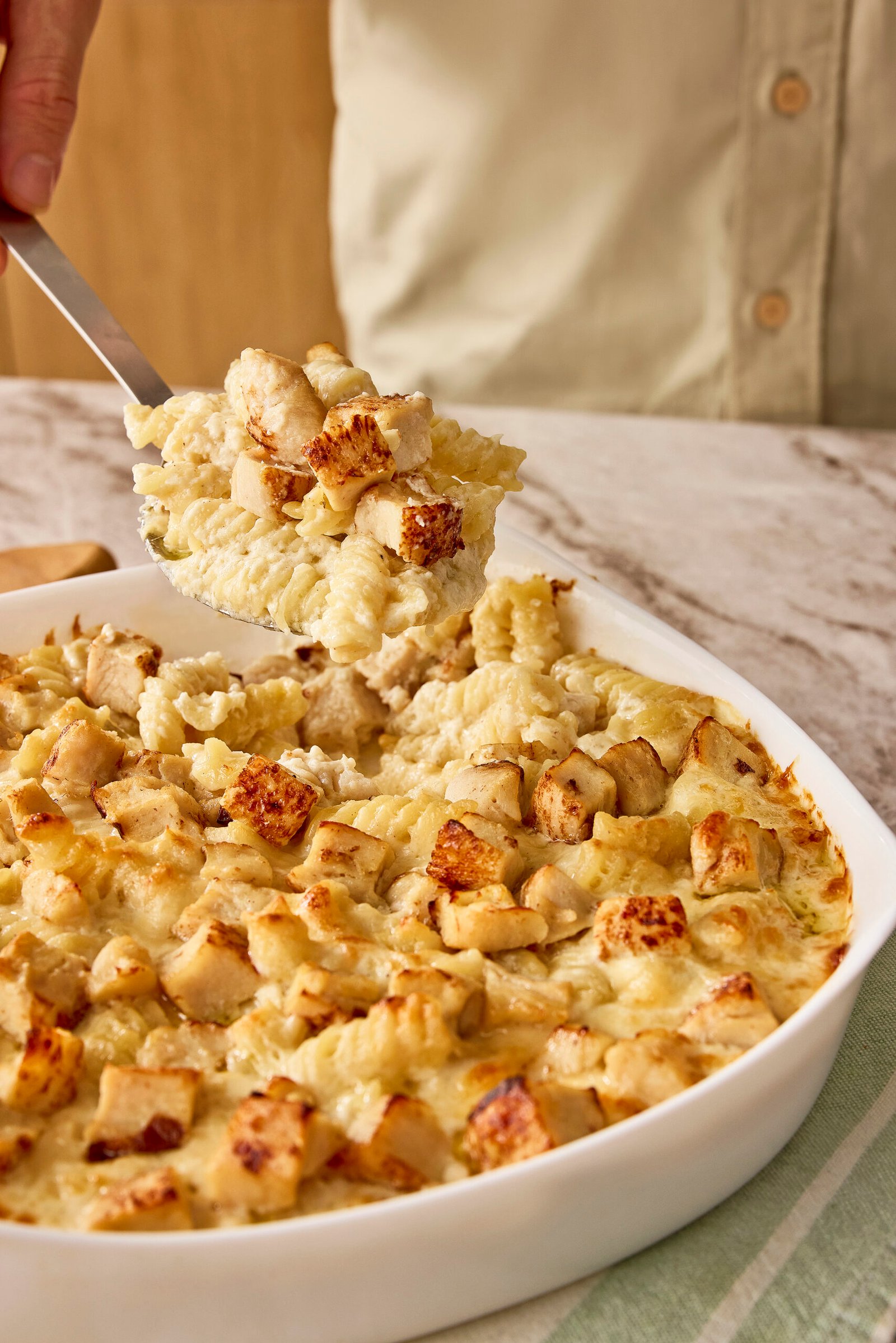 Mac and cheese com cubos de frango